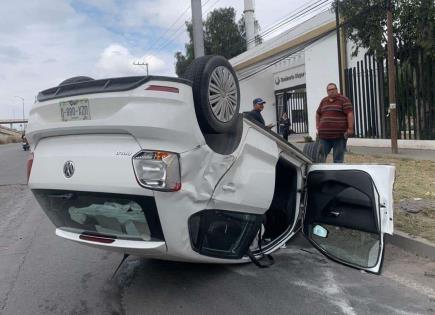 Fotos | Conductora sufre volcadura afuera del Seminario Mayor