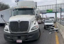 Video | Trailero embiste a un sed&aacute;n en carretera a Rioverde
