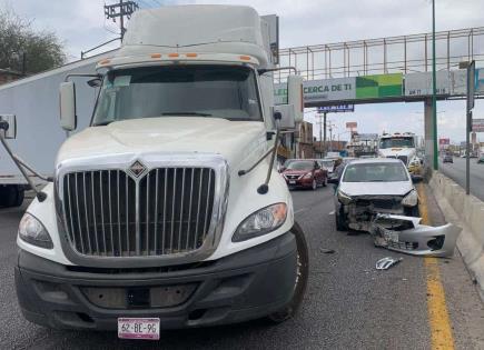 Video | Trailero embiste a un sedán en carretera a Rioverde