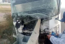 Chofer impacta su camión en contención cerca de Villa de Reyes Chofer impacta su camión en contención cerca de Villa de Reyes
