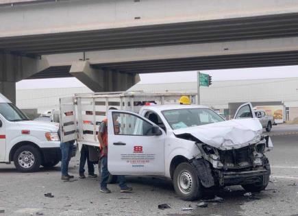 Trabajadores resultan lesionados en choque entre camionetas