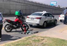 Accidente entre motociclista y taxi en carretera 57