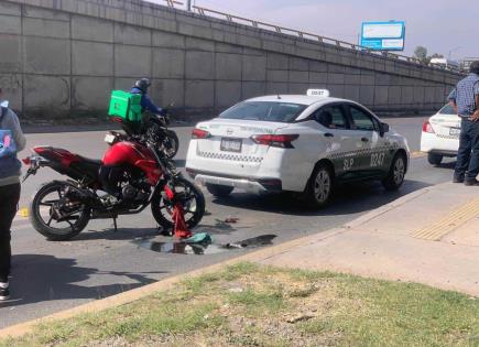 Accidente entre motociclista y taxi en carretera 57