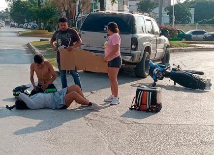 Motociclista choca contra camioneta