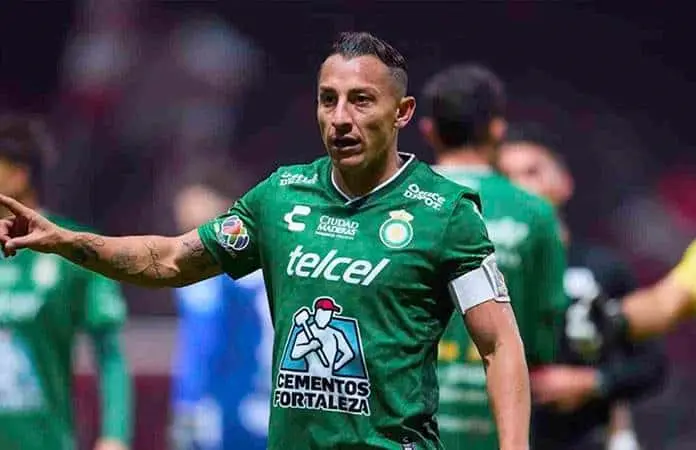 Andrés Guardado inicia su camino como entrenador en Europa