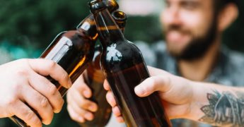 Beneficios y riesgos del consumo de cerveza para la salud