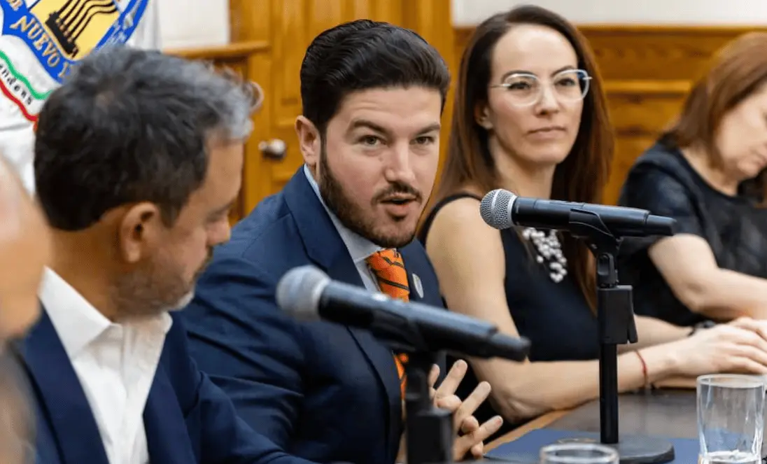 Samuel García entrega tarjetas Ayudamos a las Mujeres en Nuevo León