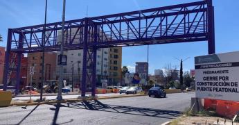 Presume Ayuntamiento puente peatonal con elevador en Lomas