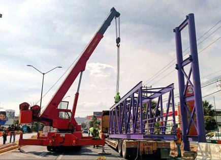 Presume Ayuntamiento puente peatonal con elevador en Lomas