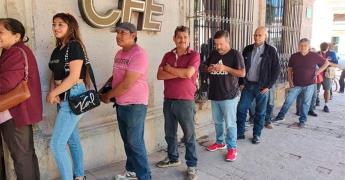 Quejas por largas filas en cajeros de la CFE