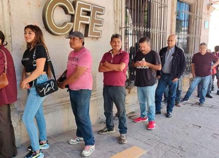 Quejas por largas filas en cajeros de la CFE