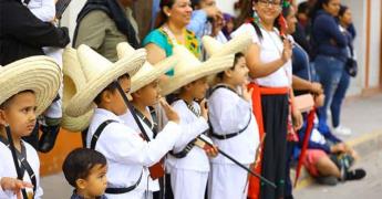 Celebran desfile revolucionario