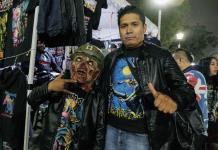 Fans desafían frío y lluvia para ver a Iron Maiden en CDMX