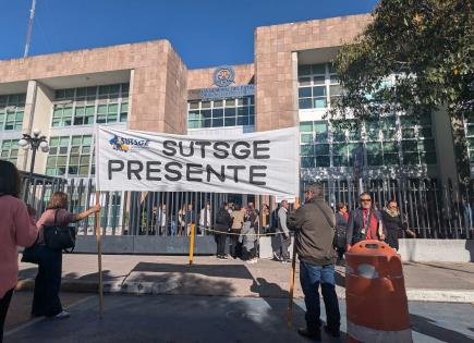 Agremiados al SUTSGE bloquean tramo en Eje Vial