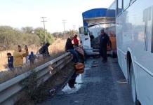 Chofer de camión de carga causa daños a tres unidades de personal