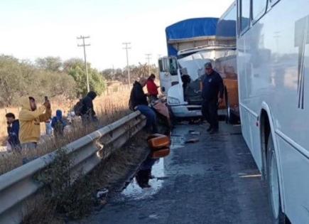 Chofer de camión de carga causa daños a tres unidades de personal