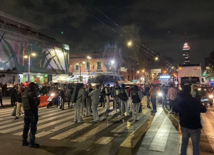 Mariachis de Garibaldi bloquean Eje Central