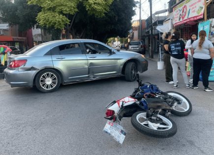 Motociclista lesionado en choque con automóvil en avenida Muñoz