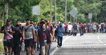 Sale una caravana de migrantes de Tapachula