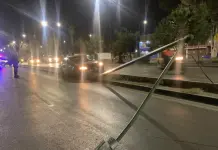 Auto impacta poste frente al Parque Tangamanga II