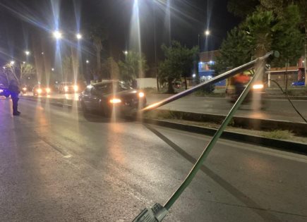 Auto impacta poste frente al Parque Tangamanga II