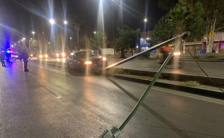 Auto impacta poste frente al Parque Tangamanga II