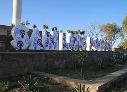 Celebran la lucha feminista en letras monumentales