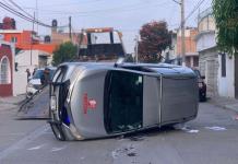 Choque con volcadura en la Colonia Popular deja daños materiales