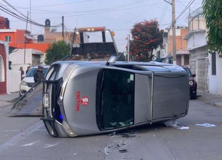 Choque con volcadura en la Colonia Popular deja daños materiales