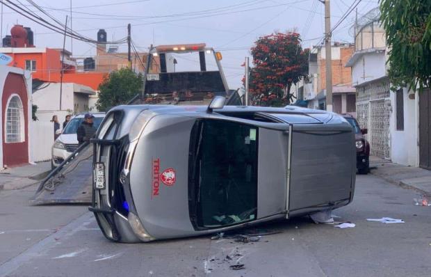 Choque con volcadura en la Colonia Popular deja daños materiales