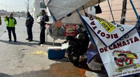 Motociclista derriba puesto de tacos en San Lorenzo