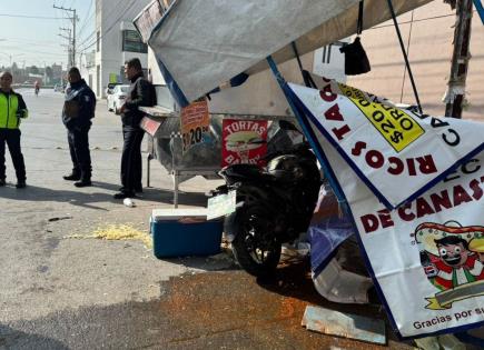 Motociclista derriba puesto de tacos en San Lorenzo