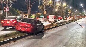 Automóvil derriba poste frente al Tangamanga II