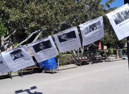 Colectiva coloca tendedero por feminicidios en Plaza de Armas.