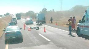 Hombre en moto pierde la vida al derrapar