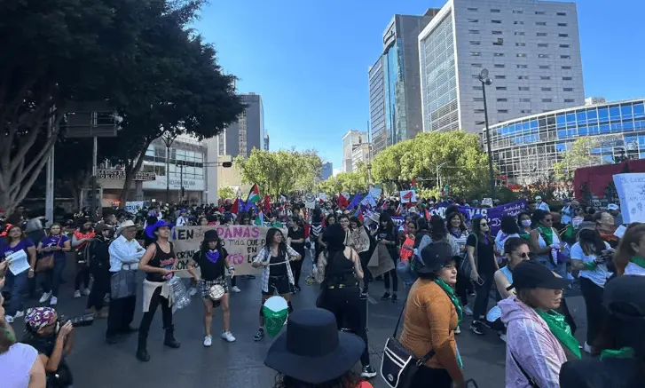 Sheinbaum llama a manifestación pacífica por el 25-N 