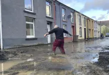 Propietarios luchan contra inundaciones en Reino Unido