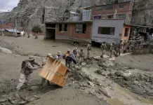 Recuperan cuerpo de una niña seputada por alud de barro en La Paz Bolivia Recuperan cuerpo de una niña seputada por alud de barro en La Paz Bolivia