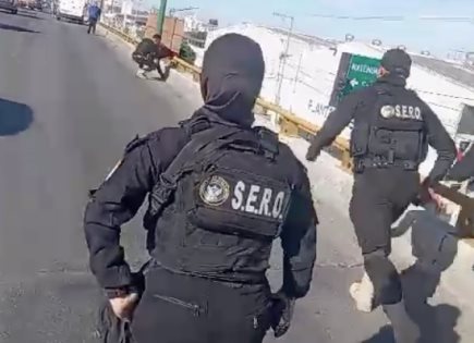 VIDEO | Agentes de Soledad evitan suicidio en la carretera a Matehuala