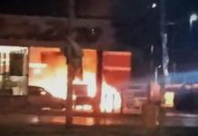 Video | Incendio consume vehículos en AutoZone de Acceso Norte