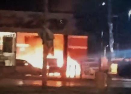 Video | Incendio consume vehículos en AutoZone de Acceso Norte