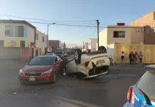Choque de tres veh&iacute;culos deja camioneta volcada en Rinconada de los Olivos