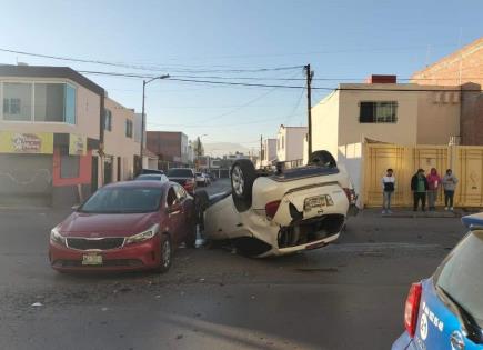 Choque de tres vehículos deja camioneta volcada en Rinconada de los Olivos