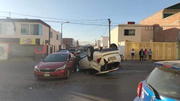 Choque de tres vehículos deja camioneta volcada en Rinconada de los Olivos