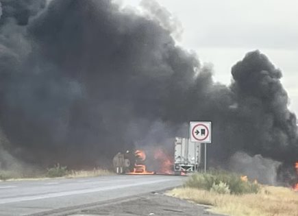 Incendio de tractocamión en Carretera Federal México 15