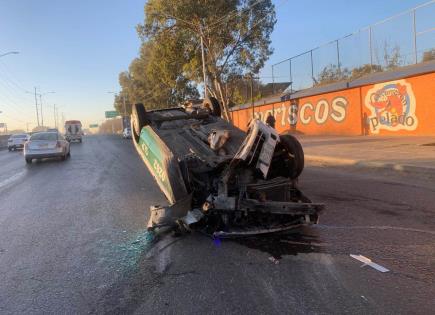 Video | Taxista vuelca en Circuito Potosí; resulta ileso