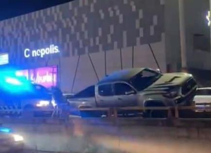 Camioneta termina sobre la contención en Salvador Nava; no hay lesionados Camioneta termina sobre la contención en Salvador Nava; no hay lesionados