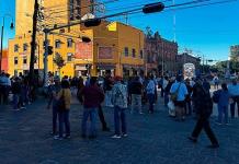 "Protesten frente a casa de políticos"