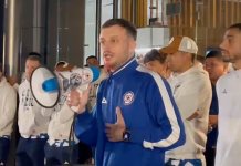 Afición de Cruz Azul celebra serenata a Martín Anselmi