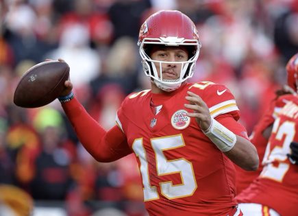 Mahomes rompe récord y lidera triunfo de Chiefs sobre Raiders.